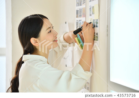在牆壁上的創造性的工作婦女文字筆記 43573716