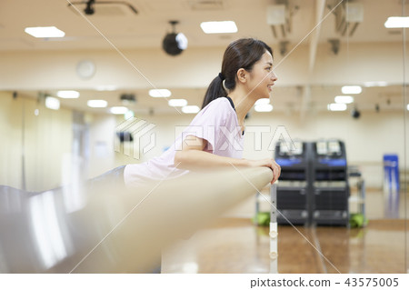 Ballet dance gym bar exercise woman 43575005