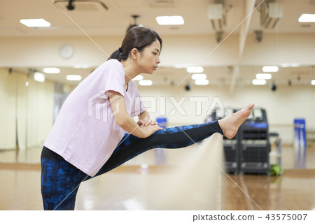 Ballet dance gym bar exercise woman 43575007