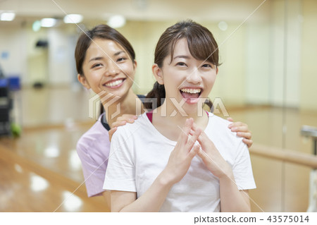 Ballet dance gym bar exercise woman 43575014