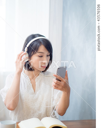 用手機的女人 43576506