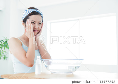 Beauty woman skincare beauty young woman Beauty woman skincare beauty young woman 43577858