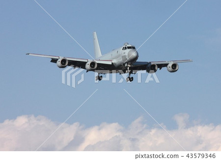 海上自衛隊的P-1國內噴氣式飛機巡邏機飛行美麗的藍天 43579346