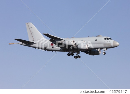 海上自衛隊的P-1國內噴氣式飛機巡邏機飛行美麗的藍天 海上自衛隊的P-1國內噴氣式飛機巡邏機飛行美麗的藍天 43579347