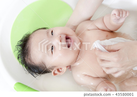 Manual for explaining how to bathe and bathe a newborn baby, how to wash your stomach and chest 43580001