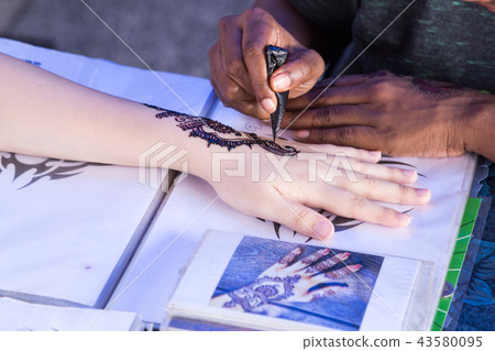 Artist grafting temporary henna mehendi tattoo art Artist grafting temporary henna mehendi tattoo art 43580095