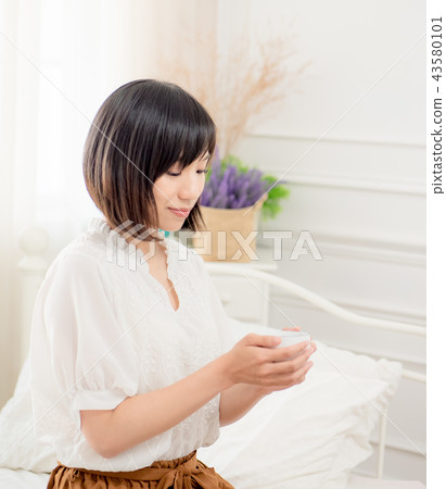 窗邊的女孩 43580101