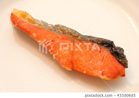 Grilled salmon with salt Grilled salmon with salt 43580685