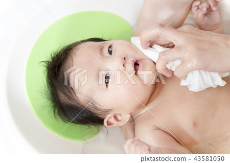 Manual for explaining how to bathe and bathe in a newborn baby, how to wipe after washing and washing, finish 43581050