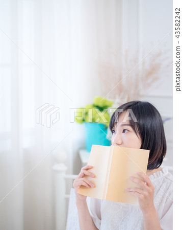 Reading girl 43582242
