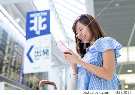 年輕女子(機場 - 智能手機) 年輕女子(機場 - 智能手機) 43583055