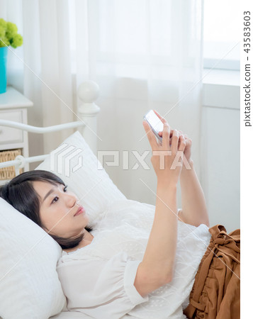 用手機的女人 43583603