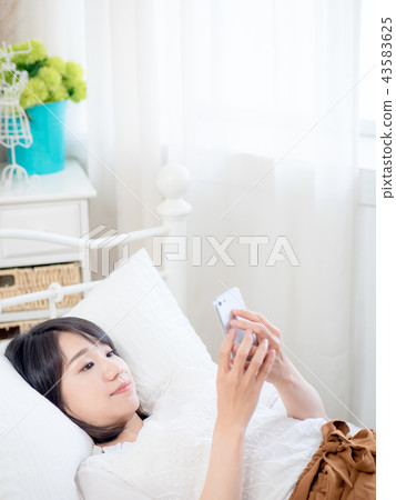 Woman with cell phone 43583625