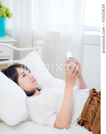 用手機的女人 43583639