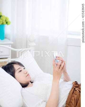 用手機的女人 43583645