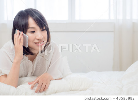 Woman with cell phone 43583992