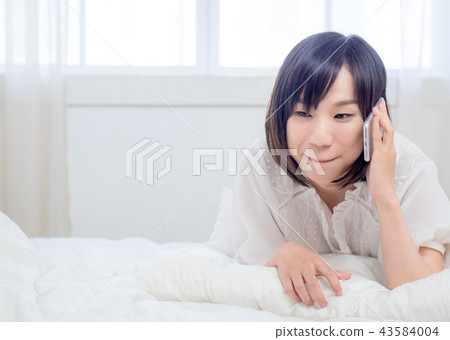 用手機的女人 43584004