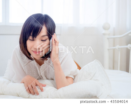 用手機的女人 43584014