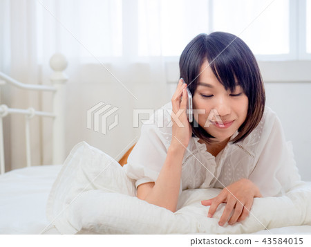 用手機的女人 43584015
