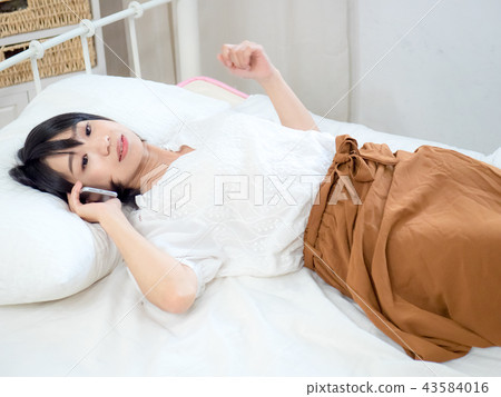 Woman with cell phone 43584016