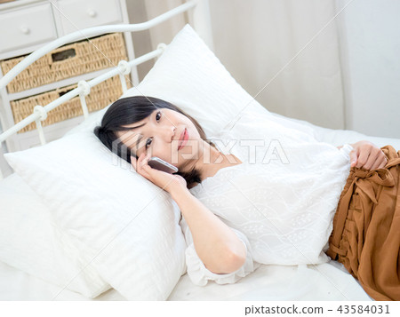 用手機的女人 43584031