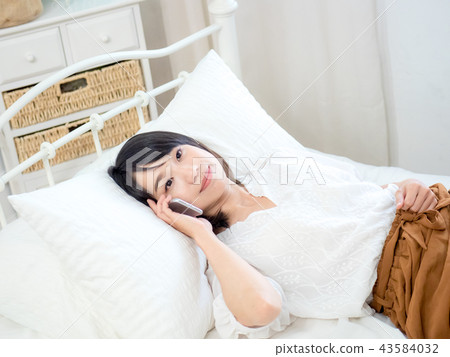 用手機的女人 43584032