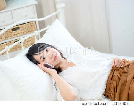 用手機的女人 43584033