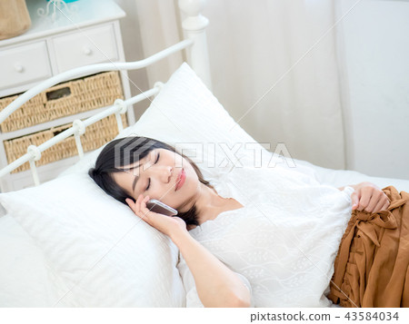 用手機的女人 43584034