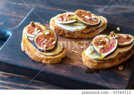 Toasts with cheese and figs 43584213