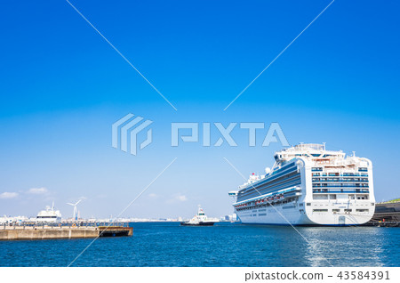 Large passenger ship anchored at Yokohama Osan Bridge Large passenger ship anchored at Yokohama Osan Bridge 43584391