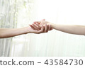  兩個人手牽著手 43584730