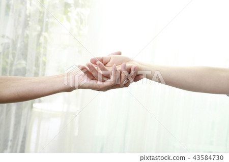  兩個人手牽著手 43584730