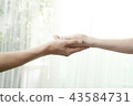  兩個人手牽著手 43584731