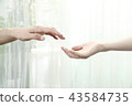  兩個人手牽著手 43584735