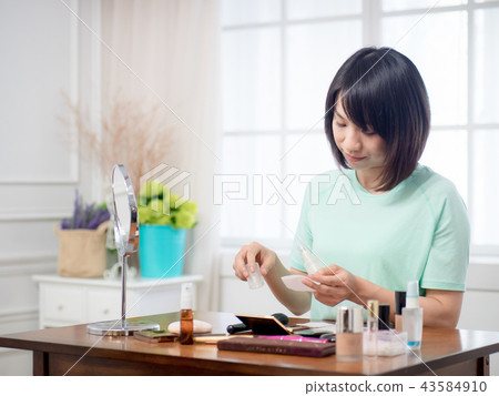 Makeup girl 43584910