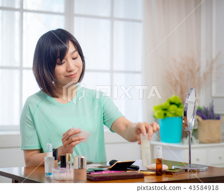 化妝的女孩 化妝的女孩 43584918