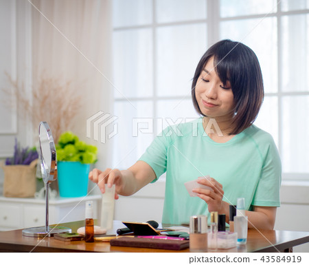 化妝的女孩 化妝的女孩 43584919
