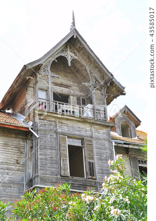 Old wooden villas 43585017