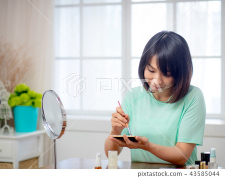 Makeup girl 43585044