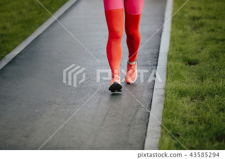 woman runner in crimson leggings woman runner in crimson leggings 43585294