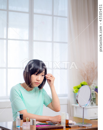 化妝的女孩 化妝的女孩 43585451