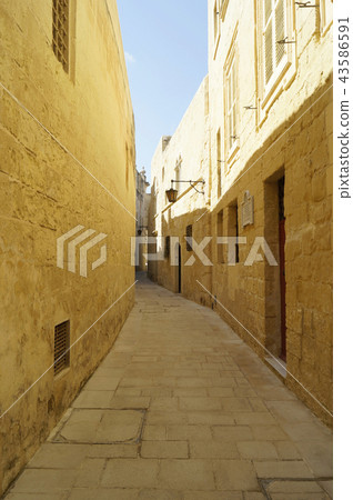 Empty alley in Mdina. Empty alley in Mdina. 43586591