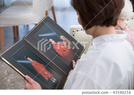 Senior and silver who look at a photograph 43590258