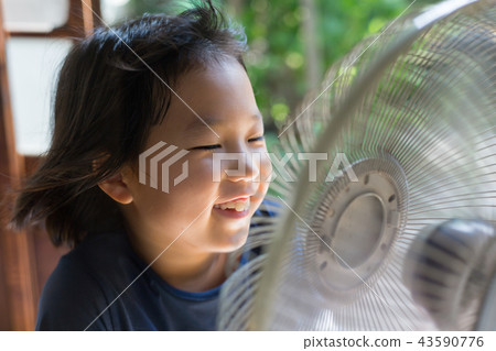 小學生在老房子的郊外沐浴著扇子風 43590776