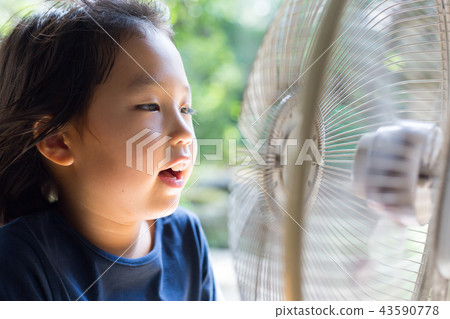 小學生在老房子的郊外沐浴著扇子風 43590778