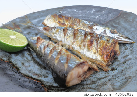 Home-made, rustic home-cooked "salt-fried saury" 43592032