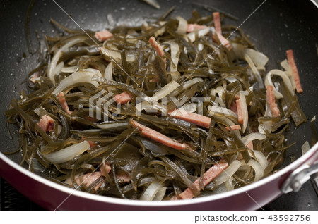 沖繩料理Coubuisli（在海帶中煎）在烹飪下 43592756