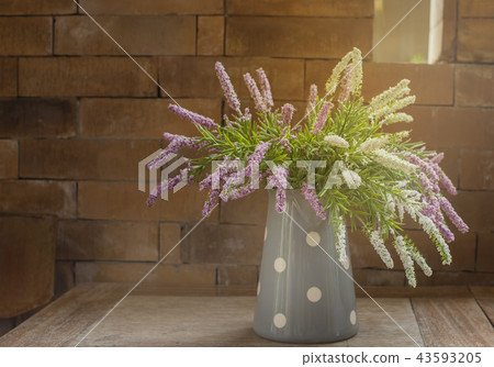 A flower vase is placed on the table. A flower vase is placed on the table. 43593205