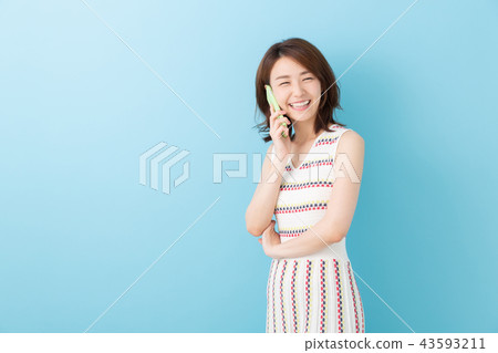 一個女人打個電話 43593211