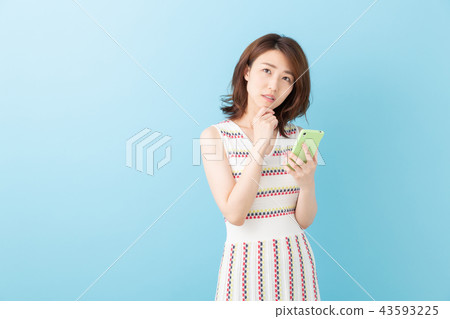 女人看著智慧型手機,思考 女人看著智慧型手機,思考 43593225